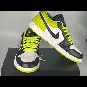 Air Jordan 1 low men’s size 9 black/cyber/white